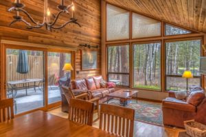 The living area of a Sisters cabin rental close to some of the best water activities in Central Oregon.